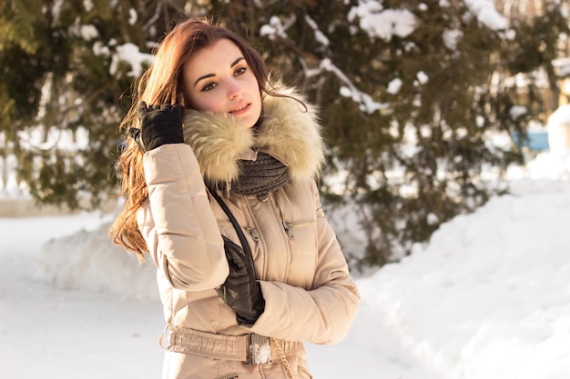 Retrato de mujer e invierno. ella se esta divirtiendo