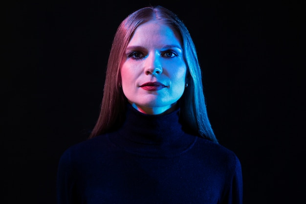 Foto retrato de mujer con efectos visuales de luces azules.