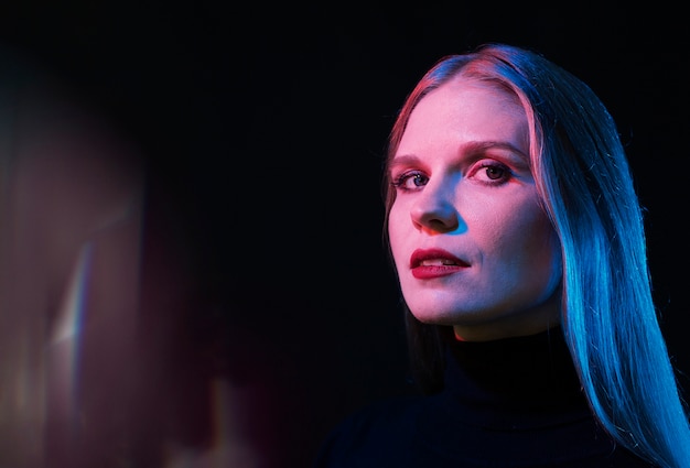 Foto retrato de mujer con efectos visuales de luces azules.