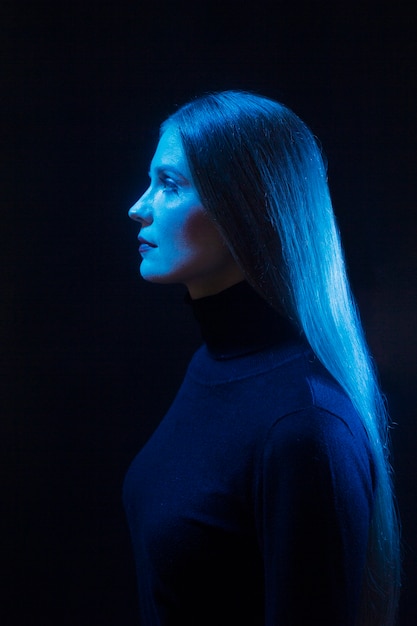 Foto retrato de mujer con efectos visuales de luces azules.