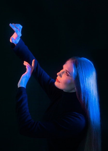 Foto retrato de mujer con efectos visuales de luces azules.