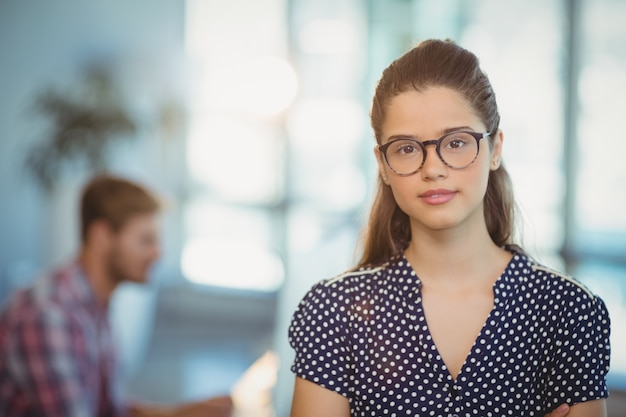 Retrato de mujer ejecutiva con gafas