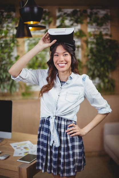 Retrato de mujer ejecutiva de negocios usando casco de realidad virtual