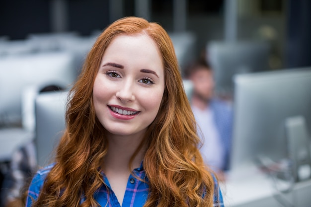 Retrato de mujer ejecutiva en oficina