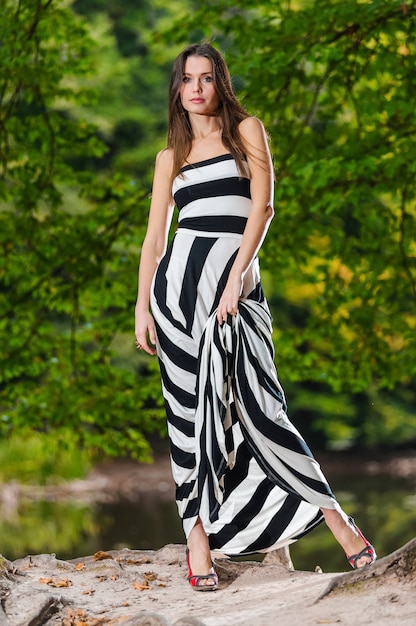 Retrato de mujer elegante en el bosque