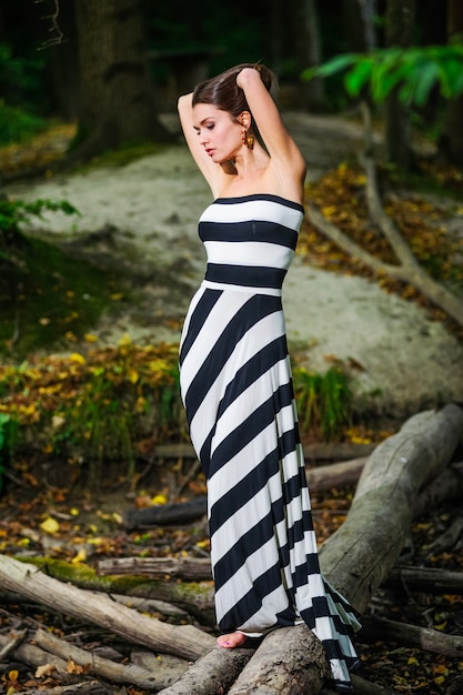 Retrato de mujer elegante en el bosque