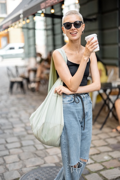 Retrato de mujer elegante en la calle