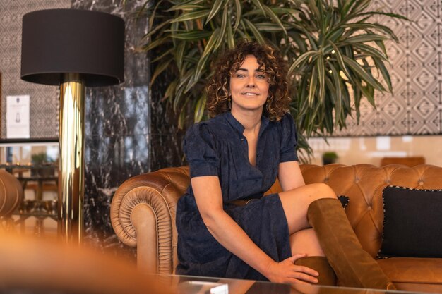 Retrato de una mujer elegante en la entrada de un hotel