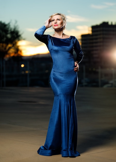 Retrato de mujer elegante de moda adulta en la ciudad de noche