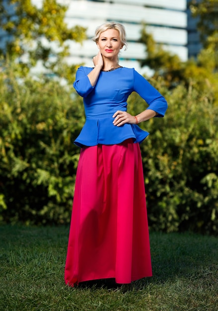 Retrato de mujer elegante de moda adulta en la ciudad.