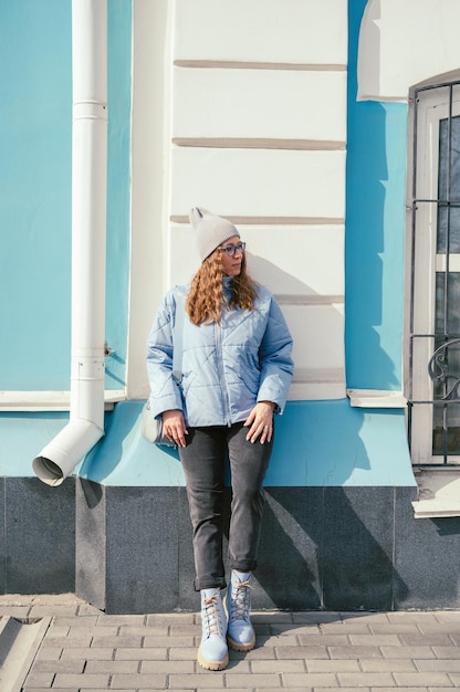 Retrato de una mujer elegante en retrato al aire libre de primavera de chaqueta azul