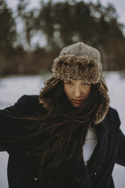 retrato de una mujer elegante con sombrero de invierno