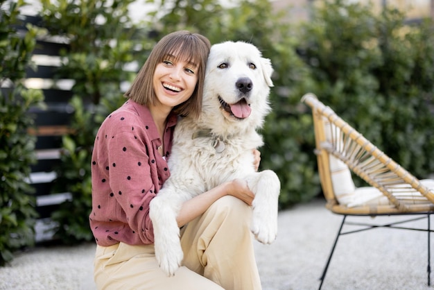 retrato, de, un, mujer, con, ella, perro, en, traspatio