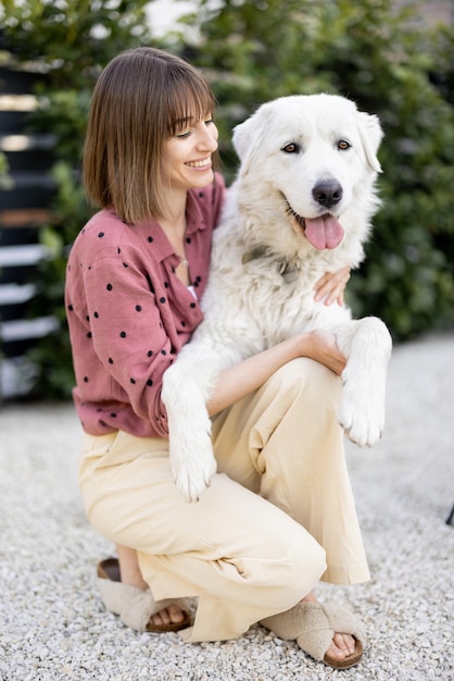 retrato, de, un, mujer, con, ella, perro, en, traspatio