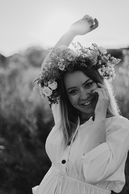 Retrato de una mujer embarazada una hermosa joven embarazada con un vestido blanco camina en el campo