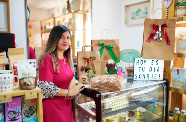 Retrato mujer empresaria latina de mediana edad propietaria de un pequeño negocio de alimentos saludables