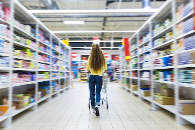 retrato, de, un, mujer, empujar, un, carro de compras, en, un, supermercado