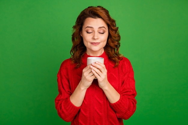 Retrato de mujer encantadora sostenga la taza con capuchino