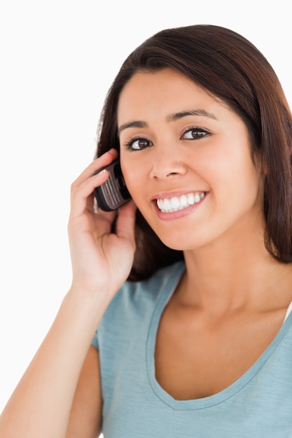 Retrato de una mujer encantadora en el teléfono