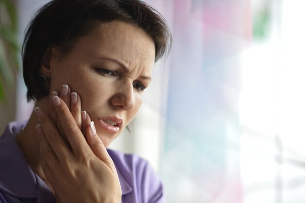 Retrato de mujer enferma con dolor de muelas