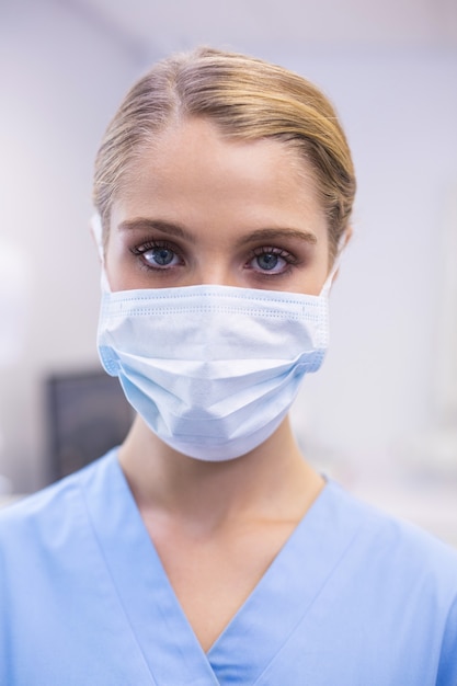 Retrato de mujer enfermera vistiendo mascarilla quirúrgica