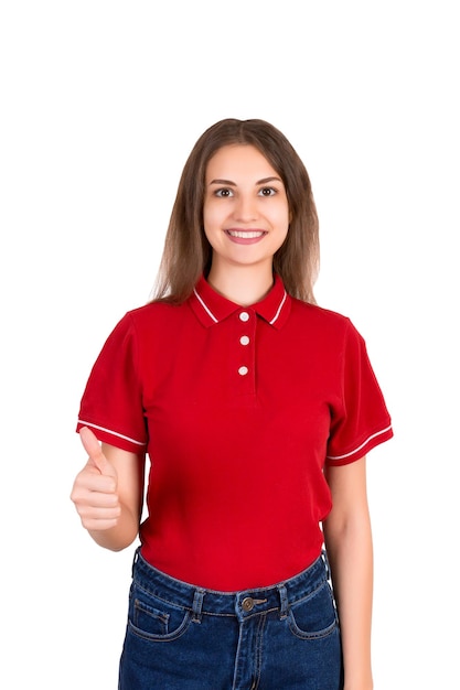 Foto retrato de una mujer de entrega sonriente gestando mientras está de pie contra un fondo blanco