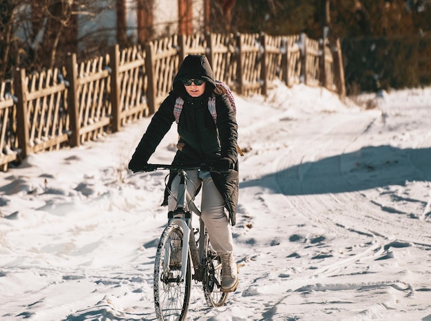 Foto retrato, de, un, mujer, equitación, un, bicicleta, en, invierno