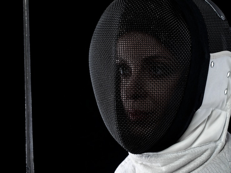 Foto retrato de mujer esgrimista con estoque. concepto de deportes olímpicos, artes marciales, ataque y entrenamiento profesional.