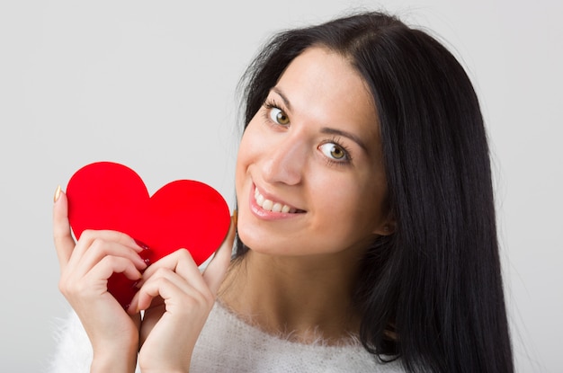 Foto retrato de mujer espera corazón rojo