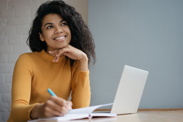 Retrato de mujer estudiando