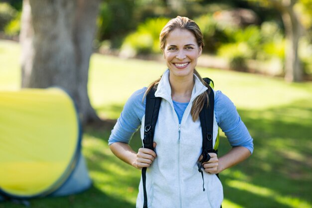 Retrato de mujer excursionista de pie con mochila