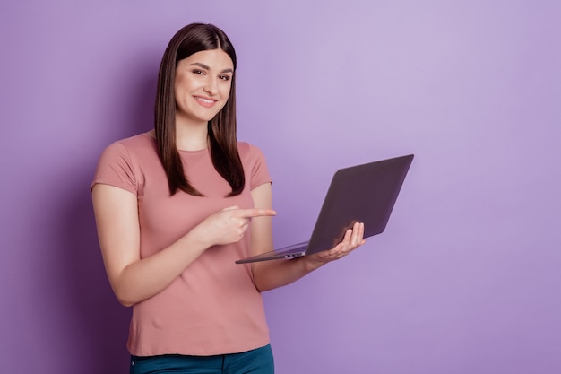 Retrato de mujer de éxito positivo feliz sonrisa positiva point figner laptop ad promo aislado sobre fondo de color violeta