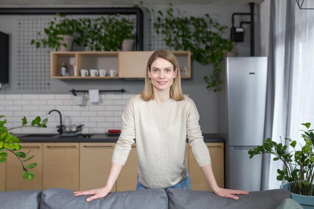 Retrato de una mujer exitosa y feliz en casa sonriendo y mirando a la cámara