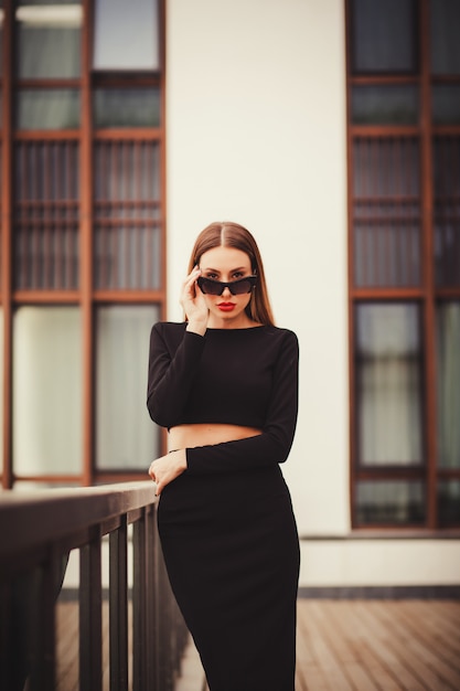 Retrato de una mujer exitosa y segura en gafas de sol