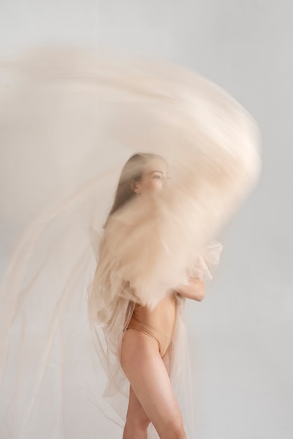 Foto retrato de mujer expresando artísticamente el lenguaje corporal