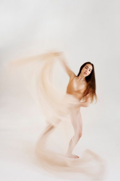 Foto retrato de mujer expresando artísticamente el lenguaje corporal