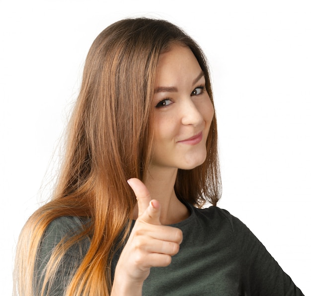 Retrato de mujer feliz aislada sobre fondo blanco