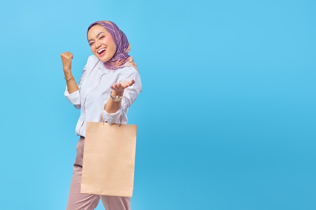 Retrato de mujer feliz atractiva de moda con bolsas de la compra. Copiar espacio para anuncios