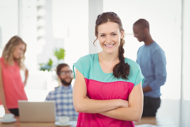 Retrato de mujer feliz con los brazos cruzados