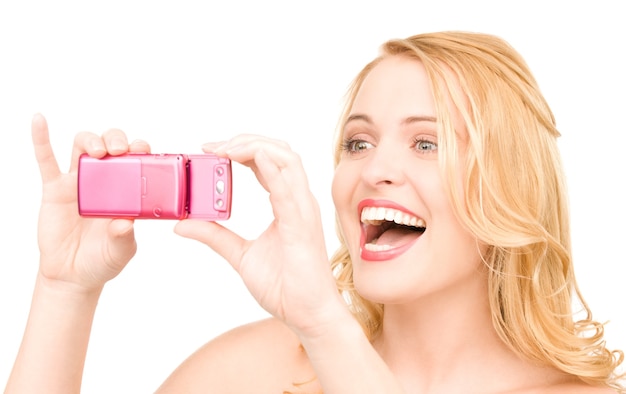 Retrato de mujer feliz con cámara de teléfono