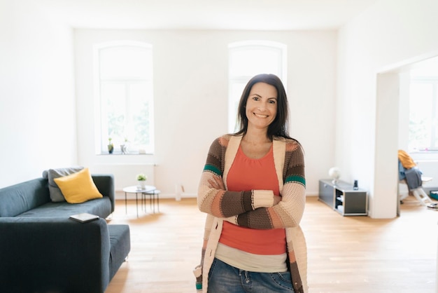 Retrato de mujer feliz en casa