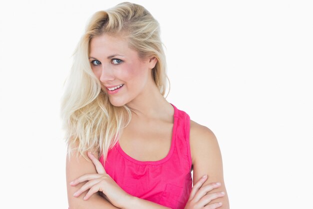 Foto retrato de mujer feliz casual con los brazos cruzados