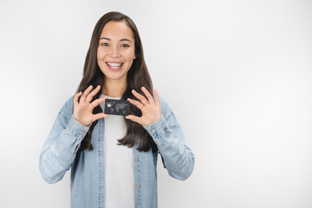 Retrato de mujer feliz celebración tarjeta de crédito aislado sobre fondo blanco.