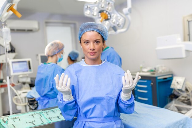 Retrato de una mujer feliz cirujana de pie en el quirófano lista para trabajar en un paciente Trabajadora médica en uniforme quirúrgico en el quirófano