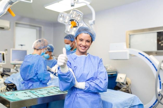 Retrato de una mujer feliz cirujana de pie en el quirófano lista para trabajar en un paciente Trabajadora médica en uniforme quirúrgico en el quirófano