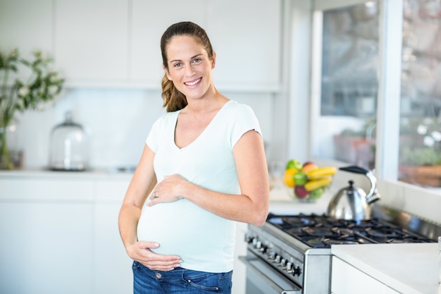 Retrato de mujer feliz en la cocina