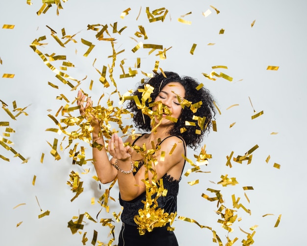 Retrato de una mujer feliz en confeti