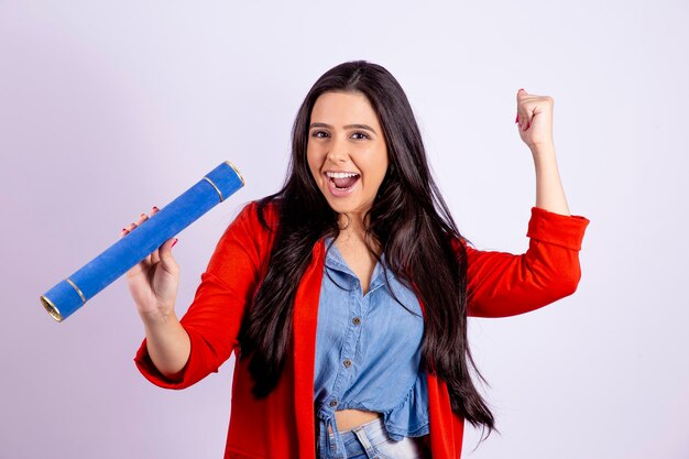 Retrato de mujer feliz en el día de su graduación universitaria Educación y personas Mujer celebra obtener su diploma