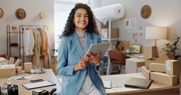 Foto retrato de una mujer feliz y diseñadora de moda con tableta en logística o gestión de pequeñas empresas en una boutique una persona o empresaria sonríe con la tecnología en la cadena de suministro en una tienda minorista