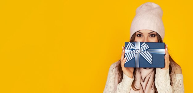 Retrato de mujer feliz disfruta de una caja de regalo